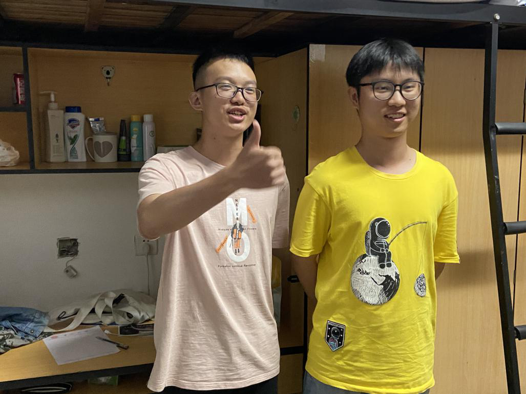 同学们不禁为教官竖起大拇指 同学们不禁为教官竖起大拇指